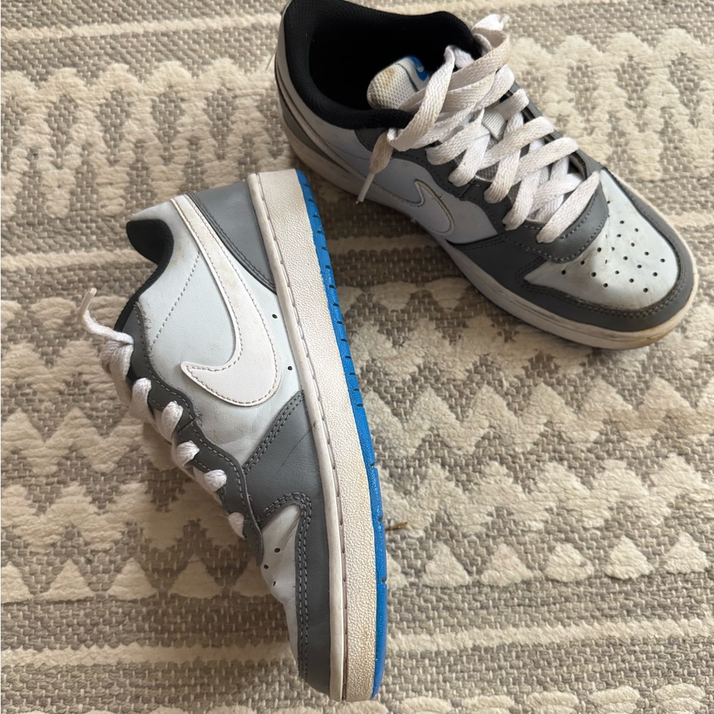 Nike Kids 4Y dunk low Gray and White Sneakers